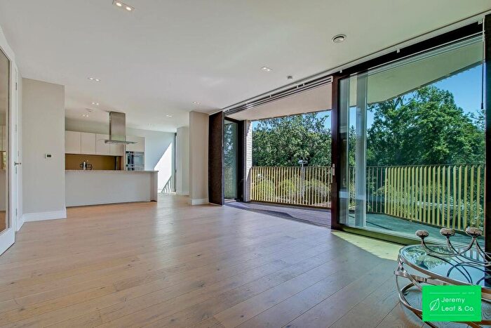 2 Bedroom Apartment To Rent In Bishops Wood Court, Aylmer Road, N2