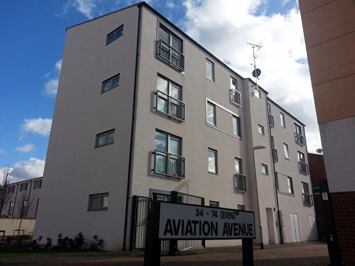 3 Bedroom Flat To Rent In Aviation Avenue, Hatfield, AL10