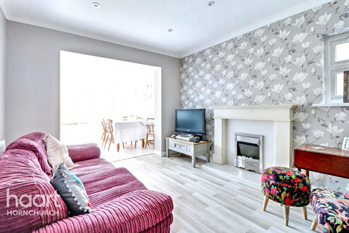 3 Bedroom Detached House For Sale In Woburn Avenue, Hornchurch, RM12