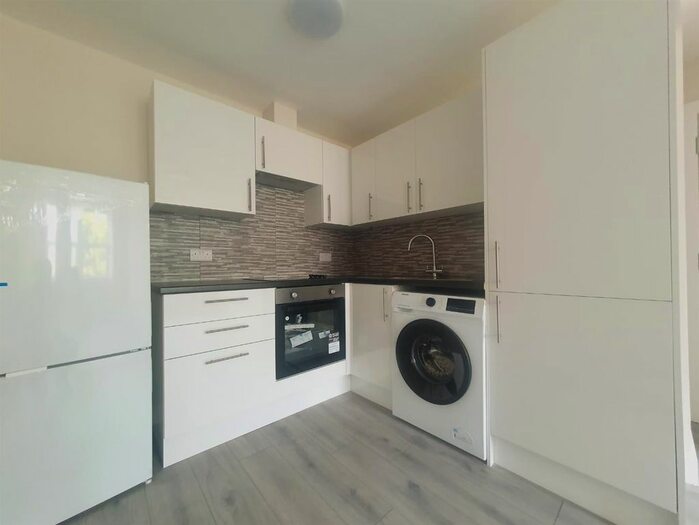 2 Bedroom Flat To Rent In High Street, Slough, Slough, SL1