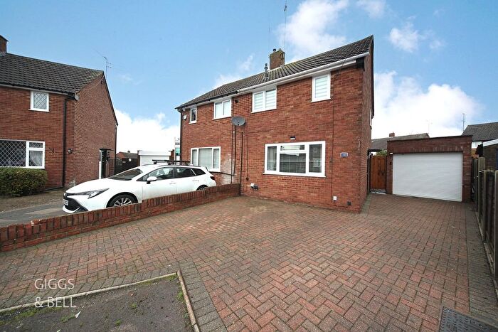 3 Bedroom Semi-Detached House For Sale In Oakwood Drive, Luton, LU3