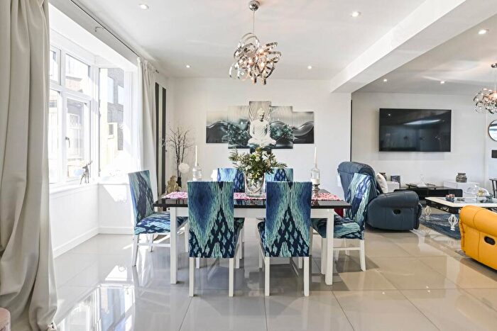 3 Bedroom Semi-Detached House To Rent In Pembroke Road, Mitcham, CR4