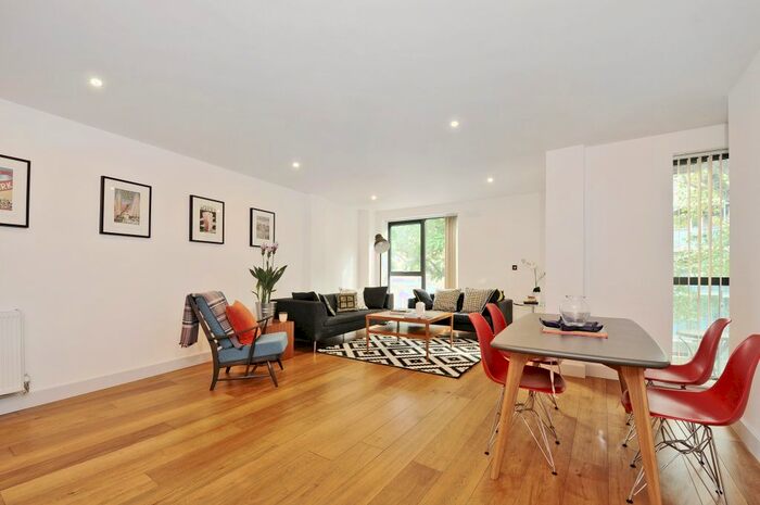 3 Bedroom Flat To Rent In Long Lane, London, SE1