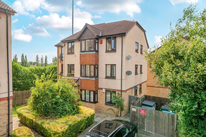 1 Bedroom Flat To Rent In Oak Apple Court, London, SE12