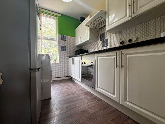 3 Bedroom Flat To Rent In Hartley Avenue, Woodhouse, Leeds, LS6