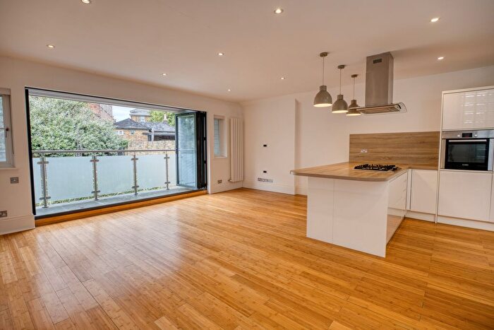 2 Bedroom Flat For Sale In Victoria Road, Kingston Upon Thames, KT1