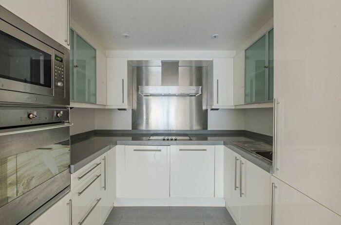 2 Bedroom Flat To Rent In Western Gateway, Royal Docks, London, E16