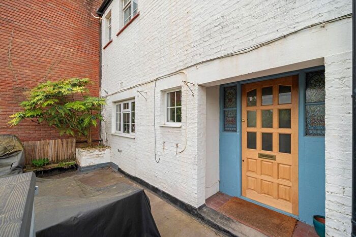 3 Bedroom Maisonette For Sale In Queens Road, Weybridge, KT13