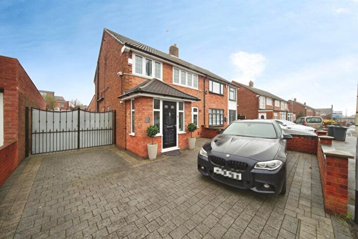 3 Bedroom Semi Detached House For Sale In Summers Road, Luton, LU2