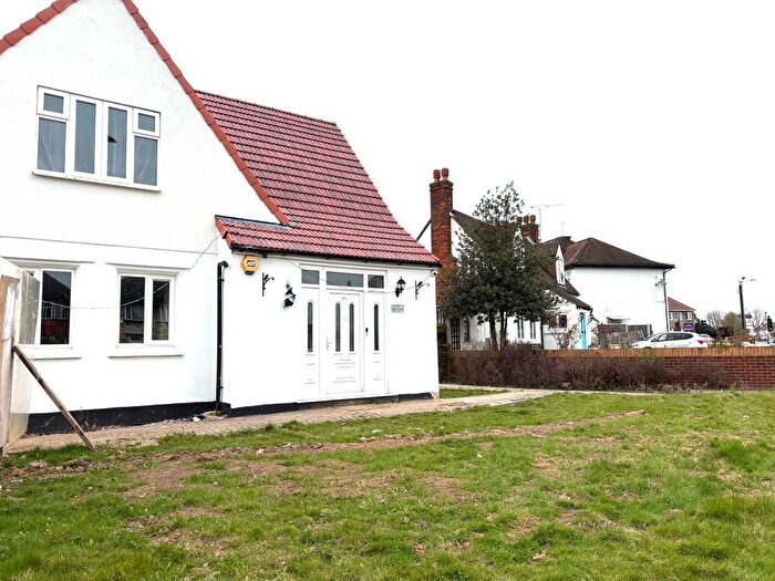 Studio To Rent In Imperial Drive, Harrow, HA2