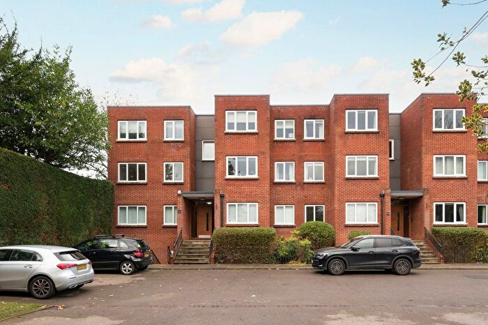 2 Bedroom Flat For Sale In Oatlands Drive, Weybridge, KT13