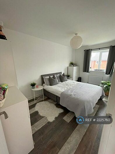 3 Bedroom Semi-Detached House To Rent In Lomas Close, Manchester, M5