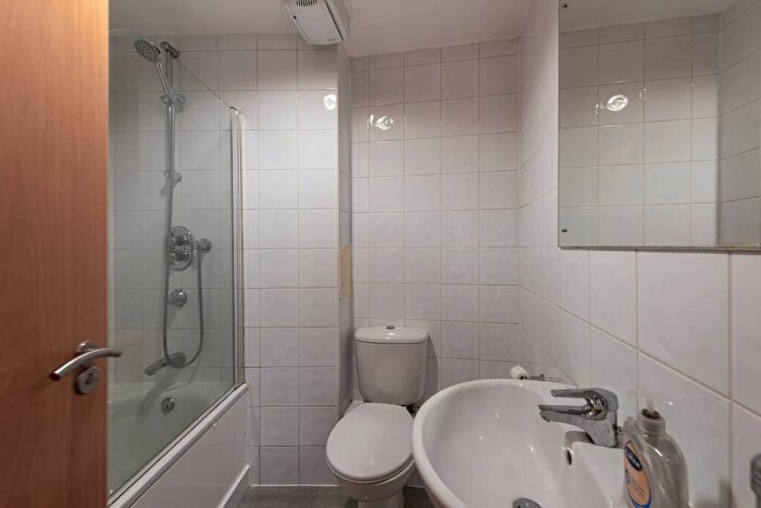 2 Bedroom Flat To Rent In Willesden Lane, Brondesbury Park, London, NW6