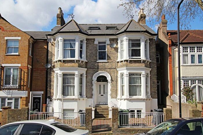 3 Bedroom Flat To Rent In Lewin Road, Streatham Common, SW16