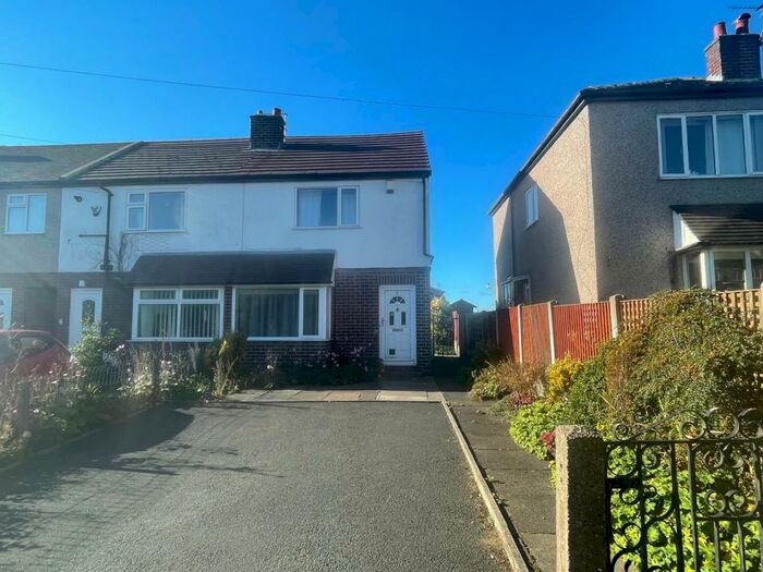 2 Bedroom Town House To Rent In Ryefields Avenue, Huddersfield, HD3