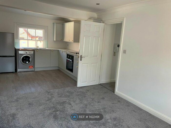 2 Bedroom Flat To Rent In London Road, Newbury, RG14