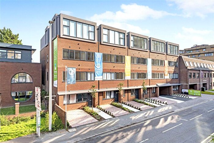 1 Bedroom Flat For Sale In Chertsey Road, Woking, GU21