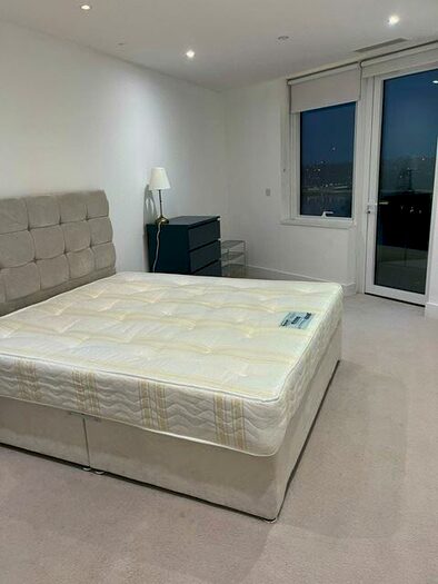 2 Bedroom Flat To Rent In Lombard Road, London, SW11