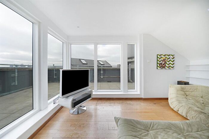 2 Bedroom Flat For Sale In Keeling House, Claredale Street, London, E2