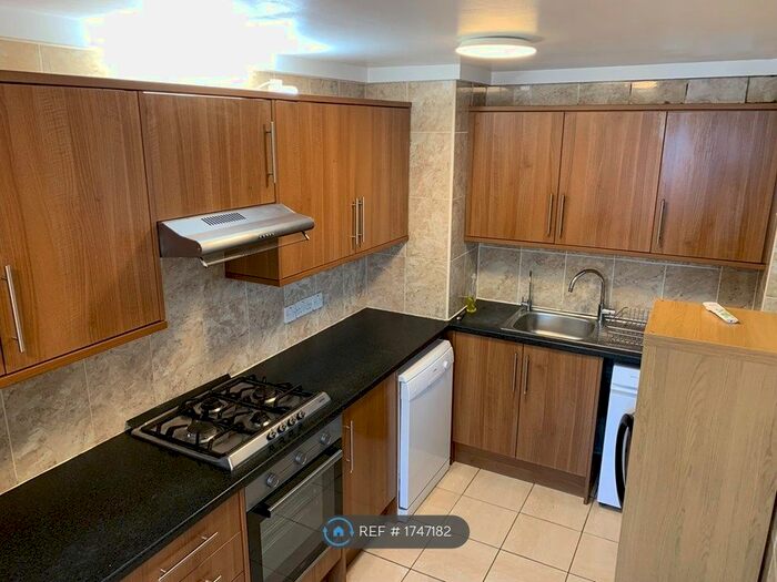 2 Bedroom Flat To Rent In Hatfield Close, Ilford, IG6
