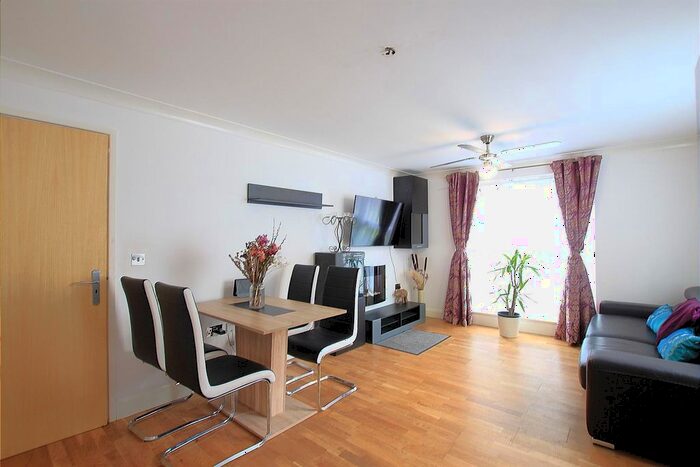 2 Bedroom Flat To Rent In Garner Court, Douglas Road, Staines, TW19