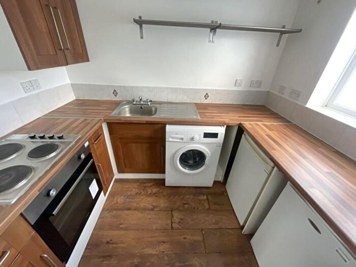 2 Bedroom Flat To Rent In Ernle Road, London, SW20