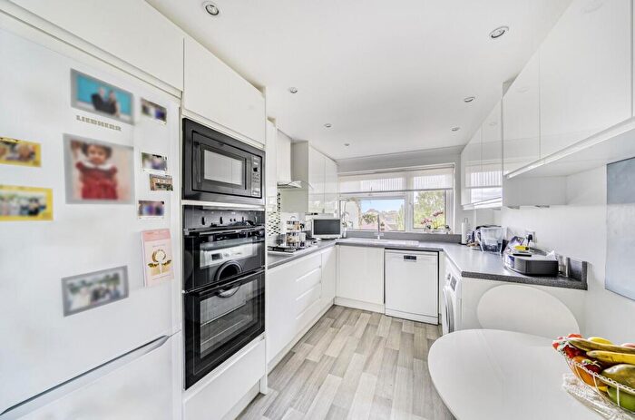 3 Bedroom Flat For Sale In Manor Road, Barnet, EN5