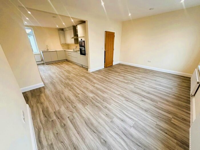 3 Bedroom Flat To Rent In Lampton Road, Hounslow, TW3