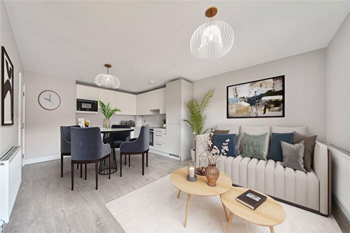 1 Bedroom Flat For Sale In Moor Lane, Staines-Upon-Thames, Surrey, TW18