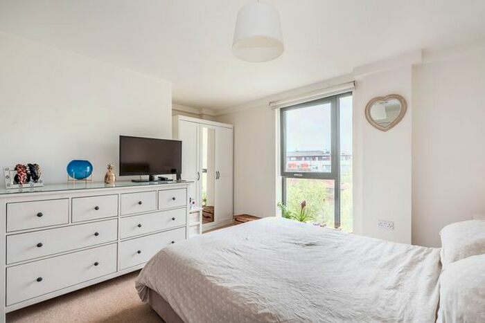 2 Bedroom Flat To Rent In Bicycle Mews, London, SW4