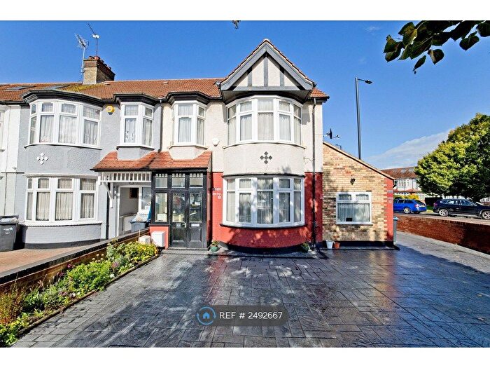 3 Bedroom Flat To Rent In Hedge Lane, London, N13
