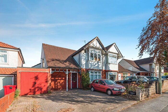 3 Bedroom Semi Detached House For Sale In Drove Road, Swindon, SN1