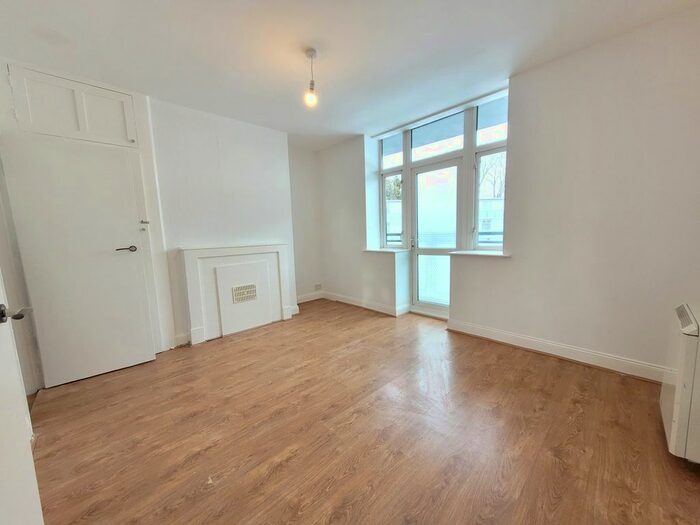 2 Bedroom Flat To Rent In Angel Close, Edmonton, N18