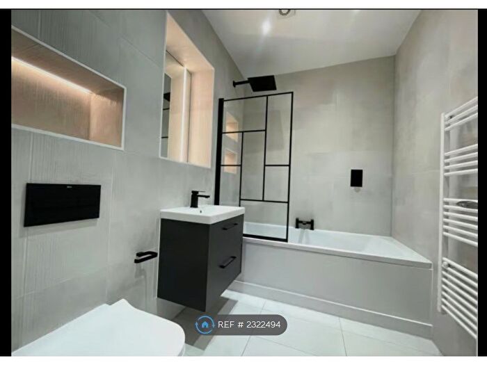 2 Bedroom Flat To Rent In Wilmslow Road, Manchester, M20