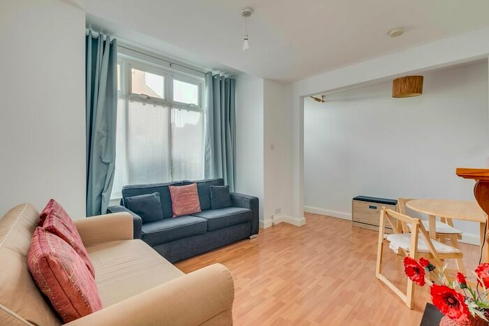 2 Bedroom Flat To Rent In Shelton Road, London, SW19