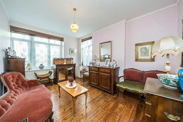 2 Bedroom Flat For Sale In Cricklewood Lane, Childs Hill, NW2