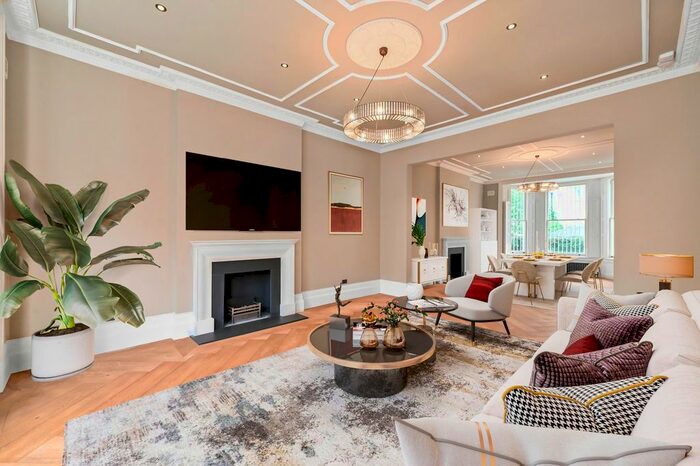 3 Bedroom Flat To Rent In Phillimore Place, W8