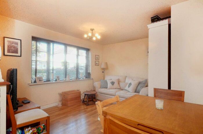 2 Bedroom Flat To Rent In Robson Avenue, Willesden, London, NW10