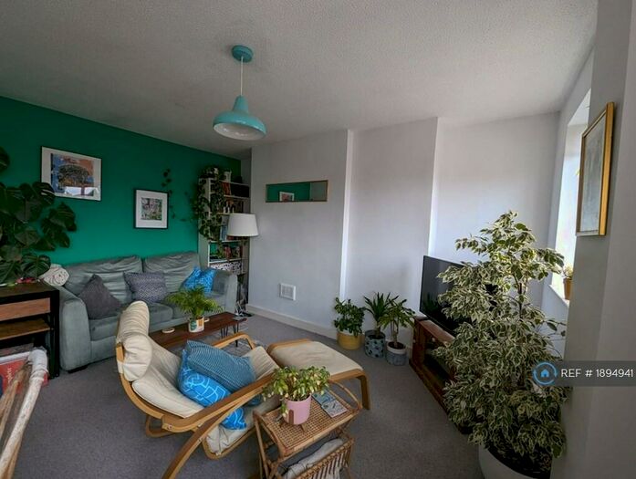 2 Bedroom Flat To Rent In Redmires Court, Salford, M5