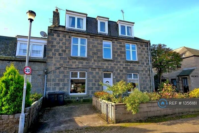 3 Bedroom Flat To Rent In Park Place, Aberdeen, AB24