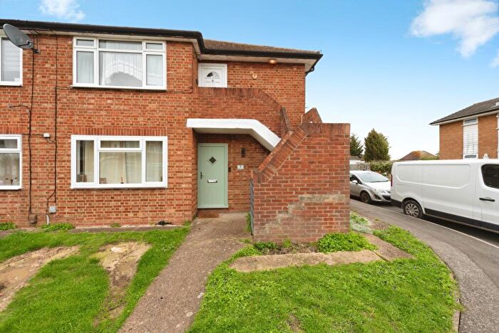 2 Bedroom Maisonette For Sale In Bisley Close, Worcester Park, KT4