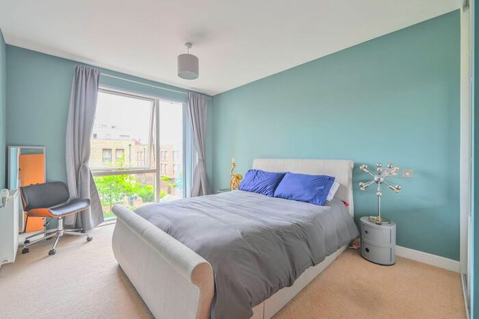 2 Bedroom Flat For Sale In East Street, Elephant And Castle, London, SE17