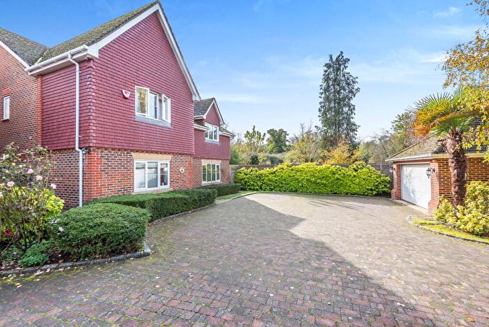 6 Bedroom Detached House To Rent In Chestnut Drive, Windsor, SL4