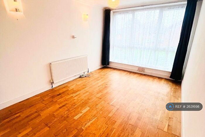 2 Bedroom Flat To Rent In The Triangle, Poole, BH16