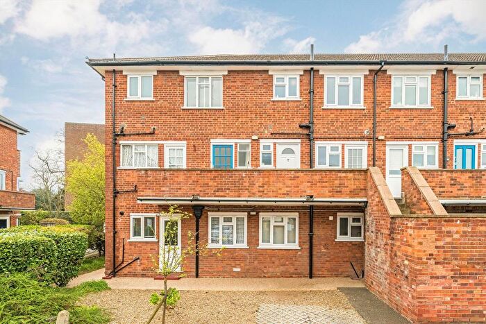 2 Bedroom Flat For Sale In South Bank, Surbiton, KT6