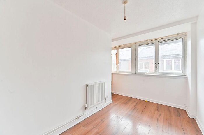 4 Bedroom Maisonette For Sale In Navarre Road, Oval, London, SW9