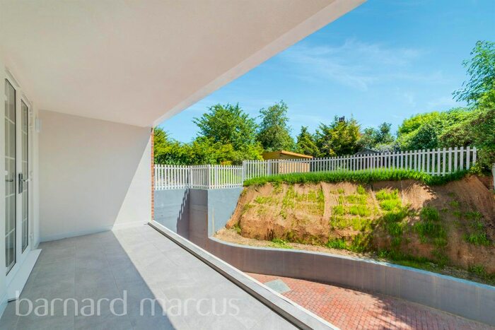 3 Bedroom Flat To Rent In Downsway, Sanderstead, South Croydon CR2