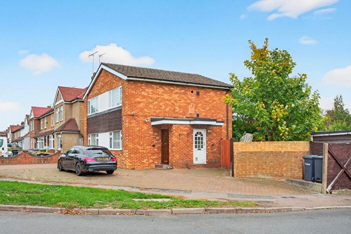 2 Bedroom Maisonette For Sale In Beltona Gardens, Cheshunt, EN8