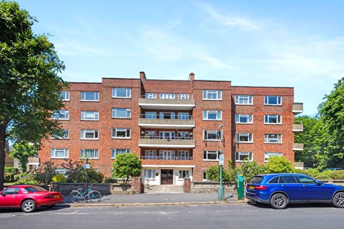3 Bedroom Flat To Rent In Eaton Gardens, Hove, East Sussex, BN3