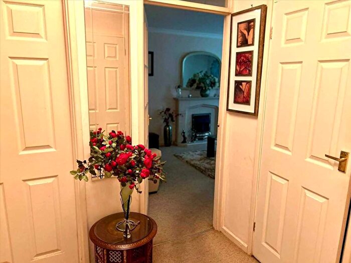 2 Bedroom Flat For Sale In Gatewick Close, Slough, SL1